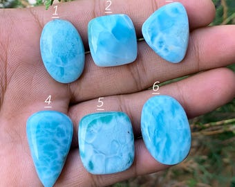 Cabujón de larimar dominicano, gema azul natural, hecho a mano.