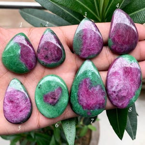 Peut inclure: Huit cabochons de pierres précieuses en forme de larme, de couleur verte et rose, numérotés de 1 à 8.