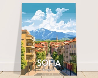 Può includere: Un poster di viaggio con l'illustrazione di una strada di Sofia, in Bulgaria, caratterizzata da edifici con tetti arancioni, alberi verdi e il campanile di una chiesa. Sullo sfondo, una grande montagna blu sotto un cielo azzurro e nuvoloso.