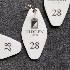 Elegant Hotel Keychain, Custom Key Holder, Personalized Guesthouse Key Fob, Keyring with Door Number and Logo