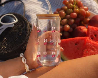 Tasse en verre Coquette, tasse en verre Cherrie et Bow, tasse en verre cerise avec couvercle en bambou et paille en verre, tasse en verre latte glacé, tasse en verre réutilisable
