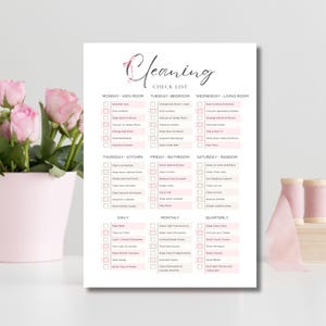 Könnte beinhalten: Eine druckbare Reinigungscheckliste mit einem rosafarbenen Schleifendesign. Die Checkliste ist in tägliche, wöchentliche, monatliche und vierteljährliche Aufgaben unterteilt. Zu den Aufgaben gehören die Reinigung des Kinderzimmers, des Schlafzimmers, des Wohnzimmers, der Küche, des Badezimmers und zufällige Aufgaben.