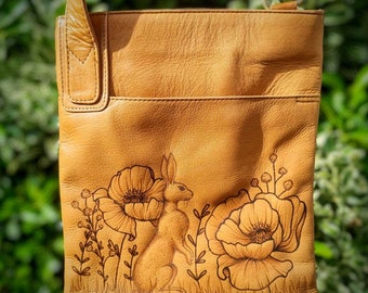 Handgegraveerde upcycled lederen handtas - Haas en bloemen