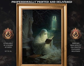 Puede incluir: Una impresión enmarcada de una pintura que representa una figura fantasmal vestida con una túnica blanca leyendo un libro en un entorno gótico tenuemente iluminado. La figura está sentada en unos escalones de piedra con una ventana detrás. La impresión está disponible en una gama de tamaños hasta XL.