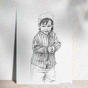 Op de afbeelding: Zwart-witte potloodtekening van een jong kind dat een hoed en een gestreepte trui draagt. Het kind kijkt naar de kijker en heeft een lichte glimlach op zijn gezicht.
