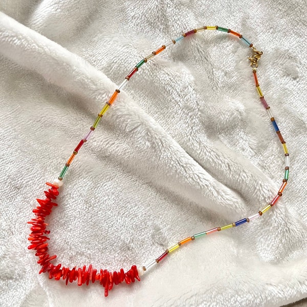 Collier Corail Rouge | Mélange de perles coquillage corail, perles d'eau douce et tubes multicolores en ras de cou