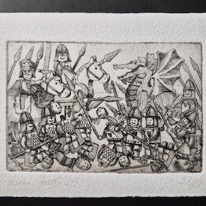 Könnte beinhalten: Schwarz-Weiß-Radierung, die eine Kampfszene mit Lego-Figuren darstellt. Der Druck zeigt Ritter zu Pferd, einen Drachen und Soldaten, die mit Speeren und Schwertern kämpfen. Signiert "Lucas Jacob 25" und nummeriert "37/100".
