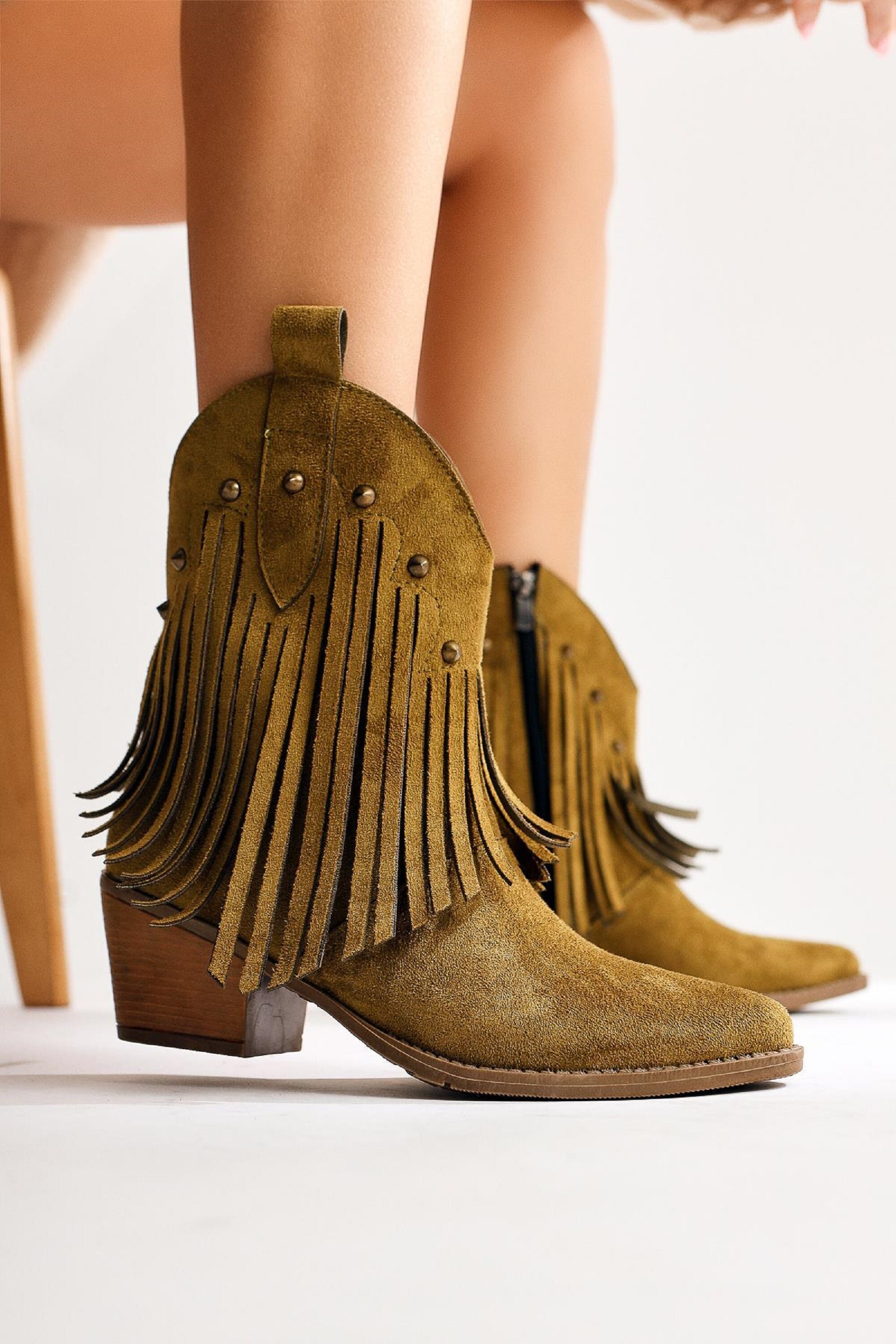 Very volatile cheap fringe boots