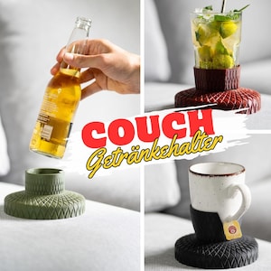 Könnte beinhalten: Eine Collage von Getränkehaltern in verschiedenen Farben und Designs. Einer hält eine Bierflasche, ein anderer einen Cocktail und ein dritter eine Tasse. Der Text "COUCH Getränkehalter" ist in Rot und Gelb dargestellt. Die Halter stehen auf einem grauen Sofa.
