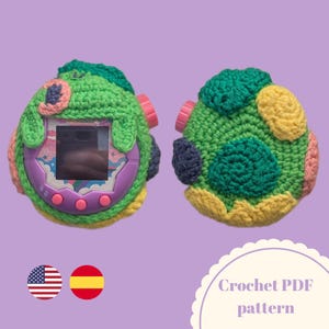 Puede incluir: Una funda verde tejida a ganchillo para un juego digital portátil, con acentos coloridos de rosa, amarillo, azul y verde. La funda está diseñada para encajar perfectamente en el dispositivo, con aberturas para la pantalla y los botones. El texto "Crochet PDF pattern" es visible.