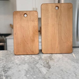 Solid Acacia Wood Cutting Board – Lightweight, Food-Safe Tung Oil Finish – Sustainable Kitchen Prep Board