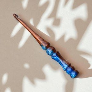 Handcrafted Wooden Resin Crochet Hook Ergonomic Hook for Smooth Knitting Crocheting Unique Blue Swirl Handle – Perfect Gift for Yarn Lovers”
