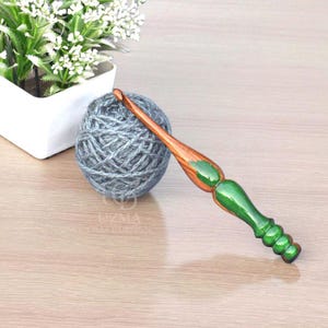 Handmade Wooden Crochet Hook with Deep Green Resin Handle | Ergonomic Sculpted Hook for Smooth Crocheting | Artistic Yarn Tool for Gifting