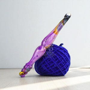 Purple Swirl Resin Crochet Hook | Lightweight Ergonomic Handmade Hook | Colorful Artistic Gift for Crochet & Yarn Lovers