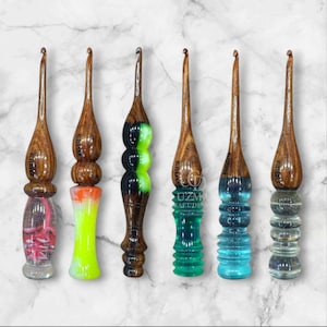 Handmade Resin Rosewood Crochet Hooks Set – Ergonomic Wooden Crochet Needles for Smooth Knitting, Premium Crochet Tools Gift for Crocheters”