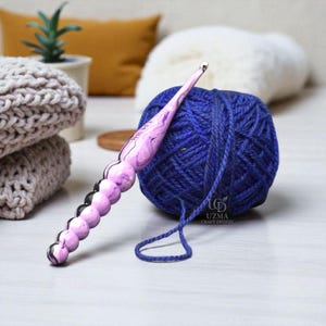 Handmade Resin Crochet Hook – Ergonomic Wood Resin Crochet Needle, Smooth Lightweight Yarn Hook, Unique Gift for Crocheters & Knitters”