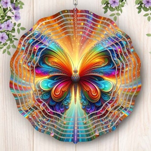 Puede incluir: Un molinillo de viento de metal colorido con una gran mariposa con detalles intrincados. La mariposa tiene un arcoíris de colores, incluyendo azul, verde, amarillo, naranja y rojo. El molinillo de viento está diseñado para girar con el viento, creando una fascinante exhibición de color y movimiento.
