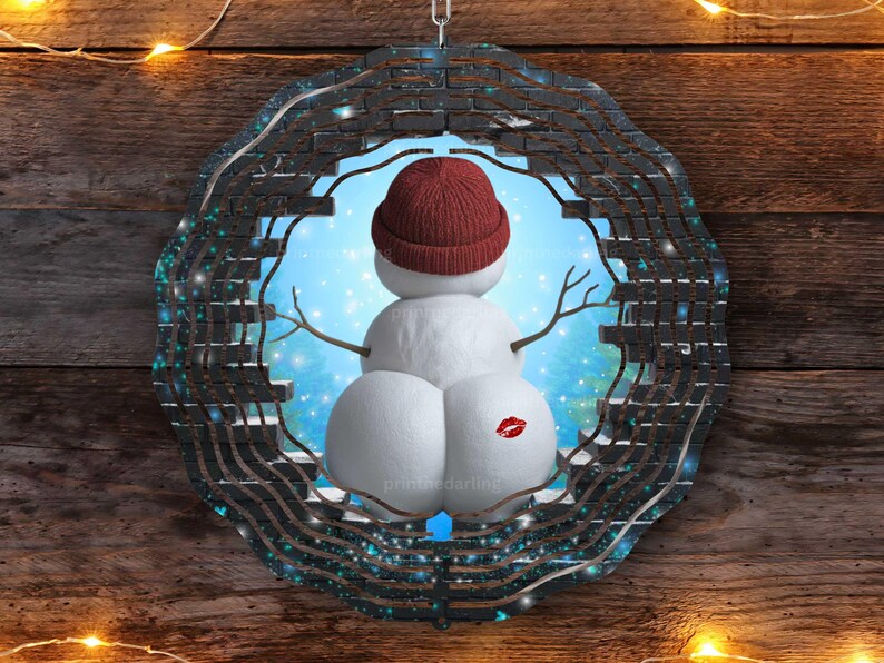 K&ouml;nnte beinhalten: Ein Schneemann mit rotem Hut, der durch eine Ziegelmauer mit blauem und wei&szlig;em Hintergrund lugt. Der Schneemann hat ein rotes Herz auf seinem R&uuml;cken.