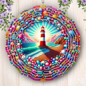 Peut inclure: Une suspension murale circulaire colorée avec une scène de phare au centre. Le phare est rouge et blanc avec un faisceau de lumière qui brille du haut. La scène est entourée de couches de perles et de volutes colorées.