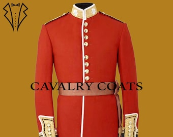 Könnte beinhalten: Eine rote Militäruniformjacke mit goldenen Knöpfen, weißen Paspeln und einem braunen Gürtel. Die Jacke hat einen hohen Kragen und lange Ärmel mit goldenen Knöpfen an den Manschetten. Der Text "CAVALRY COATS" ist auf der Jacke aufgedruckt.