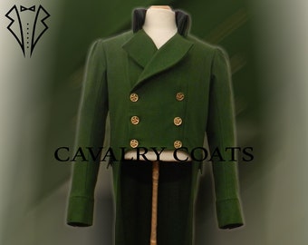 Könnte beinhalten: Ein grüner Frack mit goldenen Knöpfen und einem schwarzen Kragen. Der Mantel steht auf einem Holzständer. Der Text "CAVALRY COATS" ist auf der Vorderseite des Mantels aufgedruckt.