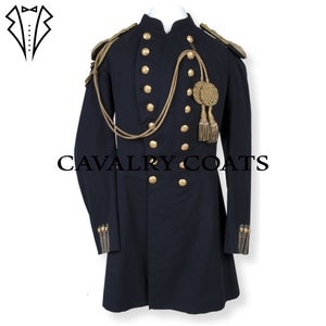 Könnte beinhalten: Ein dunkelblauer Militärmantel mit goldenen Knöpfen und Verzierungen. Der Mantel hat einen hohen Kragen und einen doppelreihigen Verschluss. Der Mantel ist mit goldener Litze und Quasten verziert. Der Text "CAVALRY COATS" ist auf der Vorderseite des Mantels aufgedruckt.