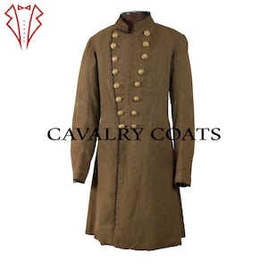 以下が含まれることがあります： スタンドカラーと前面に金ボタンが並んだ茶色のフロックコート。コートには「Cavalry Coats」とラベルが貼られています。