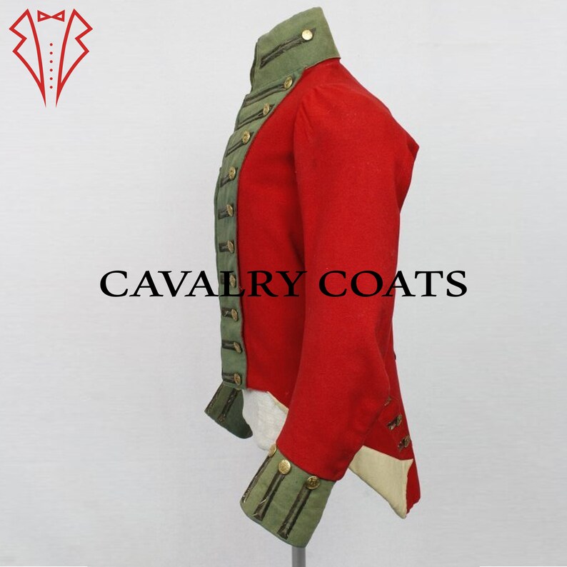 K&ouml;nnte beinhalten: Eine rote Milit&auml;rjacke mit gr&uuml;nem Besatz und goldenen Kn&ouml;pfen. Die Jacke hat einen hohen Kragen und lange &Auml;rmel. Der Text "CAVALRY COATS" ist auf der Jacke aufgedruckt.