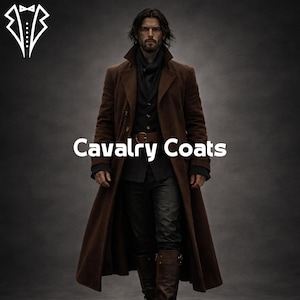 Pode incluir: Um longo casaco de cavalaria castanho, usado sobre uma camisa e calças pretas, com um cinto castanho. A imagem apresenta o texto "Cavalry Coats". O casaco tem um design fluido.
