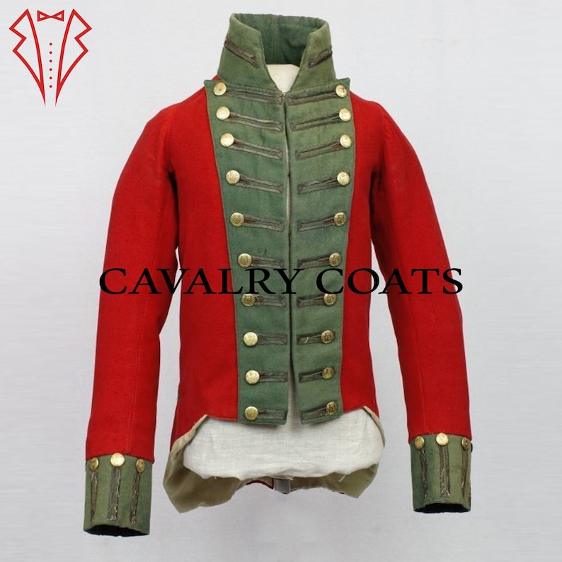 K&ouml;nnte beinhalten: Eine rote Milit&auml;rjacke mit gr&uuml;nem Besatz und goldenen Kn&ouml;pfen. Die Jacke hat einen hohen Kragen und ist zweireihig. Der Text "CAVALRY COATS" ist auf der Vorderseite der Jacke aufgedruckt.