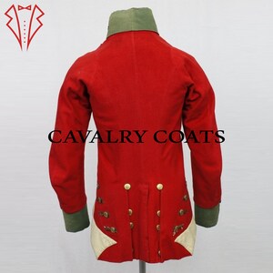 K&ouml;nnte beinhalten: Ein roter Milit&auml;rmantel mit gr&uuml;nem Kragen und wei&szlig;en Verzierungen. Der Mantel hat goldene Kn&ouml;pfe und ist mit "CAVALRY COATS" beschriftet.