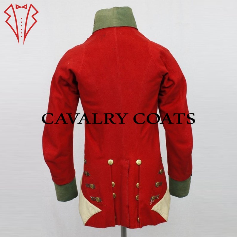 K&ouml;nnte beinhalten: Ein roter Milit&auml;rmantel mit gr&uuml;nem Kragen und wei&szlig;en Verzierungen. Der Mantel hat goldene Kn&ouml;pfe und ist mit "CAVALRY COATS" beschriftet.