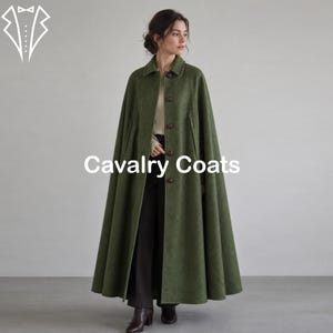 Pode incluir: Uma capa de lã comprida em verde-azeitona, com gola clássica, fecho frontal com botões castanho-escuros e aberturas para os braços. O texto "Cavalry Coats" está centrado, com um logótipo de smoking branco no canto superior esquerdo.