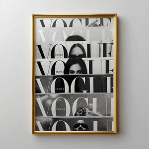 Op de afbeelding: Een ingelijste wandkunstprint met een collage van zes horizontale zwart-wit tijdschriftomslagsegmenten. Elk segment toont het woord VOGUE FRANCE in grote, vette typografie, gelaagd over monochrome portretten van gezichten en figuren.