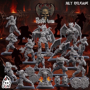 Può includere: Una collezione di figurine in miniatura grigie, tra cui guerrieri e demoni alati, è esposta su una superficie scura. Le figurine sono finemente dettagliate, con varie pose e armature. Il testo include "July Release" e "KhoRn team".