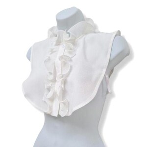 Camisa victoriana blanca con cuello falso y volantes para debajo del cárdigan o suéter