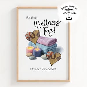 Puede incluir: Un estampado enmarcado con un tema de spa. La imagen presenta una pila de toallas azules y moradas, velas encendidas y diseños en forma de corazón. El texto dice "¡Día de bienestar!" y "¡Déjate mimar!"