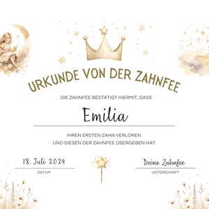 Puede incluir: Un certificado dorado de hada de los dientes con una corona, estrellas y una luna. El certificado dice "URKUNDE VON DER ZAHNFEE" y "DIE ZAHNFEE BEST&Auml;TIGT HIERMIT, DASS Emilia IHREN ERSTEN ZAHN VERLOREN UND DIESEN DER ZAHNFEE &Uuml;BERGEBEN HAT." La fecha es "18. Juli 2024" y la firma dice "Deine Zahnfee".