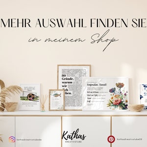 Puede incluir: Una colecci&oacute;n de dise&ntilde;os de arte de pared imprimibles con varios temas, que incluyen una pelota de f&uacute;tbol, un pez, un arreglo floral y un dise&ntilde;o basado en texto. El texto en las impresiones incluye "80 Gr&uuml;nde, warum wir lieben" y "Konfirmation, Hannah!" Las impresiones se muestran en un estante blanco contra una pared rosa claro.