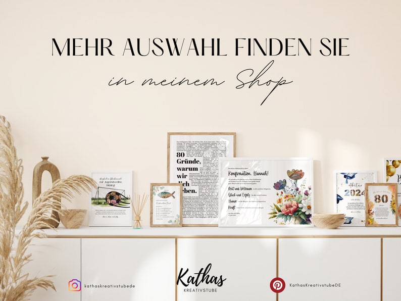 Puede incluir: Una colecci&oacute;n de dise&ntilde;os de arte de pared imprimibles con varios temas, que incluyen una pelota de f&uacute;tbol, un pez, un arreglo floral y un dise&ntilde;o basado en texto. El texto en las impresiones incluye "80 Gr&uuml;nde, warum wir lieben" y "Konfirmation, Hannah!" Las impresiones se muestran en un estante blanco contra una pared rosa claro.