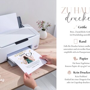 May include: A white printer printing a custom invitation with the text "ZUR FIRMUNG Julia!" in gold. The invitation features an illustration of a person in a green dress. The image also includes text in German.
