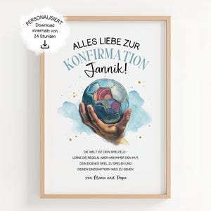 Può includere: Una stampa incorniciata con il testo tedesco "ALLES LIEBE ZUR KONFIRMATION Jannik!" sopra un'illustrazione ad acquerello di un pallone da calcio tenuto in una mano. La stampa include testo tedesco aggiuntivo e dettagli dorati.