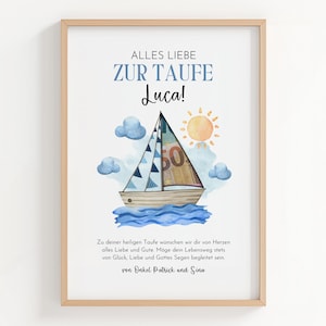Op de afbeelding: Een ingelijste aquarelprint met een zeilboot, een zon en wolken. Het zeil is versierd met een biljet van 50. De tekst luidt "ALLES LIEBE ZUR TAUFE Luca!" en een bericht hieronder. De lijst is lichtbruin.