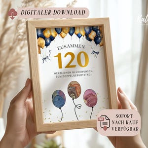 Könnte beinhalten: Gerahmter Druck mit hellem Holzrahmen. Der Druck zeigt die goldene Zahl 120, darüber das Wort „ZUSAMMEN“ und darunter Text. Der Druck enthält Illustrationen von Ballons in Blau, Gold und Lila. Der Text auf dem Druck lautet „DIGITALER DOWNLOAD“.