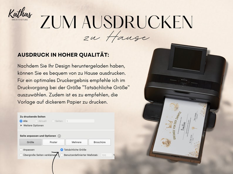 Puede incluir: Una impresora en blanco y negro con un certificado blanco con letras doradas que dice "URKUNDE VON DER ZAHTE" y "Emilia" dentro de la impresora. El texto en la pantalla dice "Zu druckende Seiten" y "Seite anpassen und Optionen".