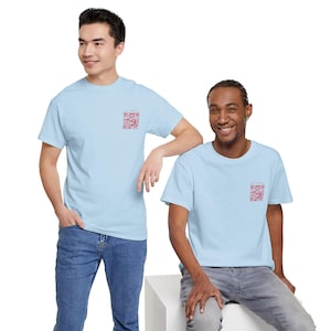 Peut inclure: Deux personnes portant des t-shirts bleu clair avec un motif de code QR rouge sur la poitrine. Les chemises sont à manches courtes et fabriquées dans une matière douce. Les personnes portent des jeans bleus et gris.