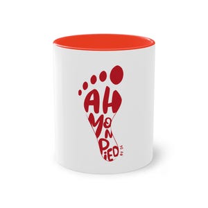 Peut inclure: Une tasse en céramique blanche avec un intérieur rouge et un motif d'empreinte de pied rouge. L'empreinte de pied a les mots "Ah My Pied" écrits à l'intérieur.