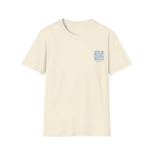 Peut inclure: Un t-shirt crème avec un code QR bleu et blanc sur le devant. Le texte "Scan me" est sous le code QR.