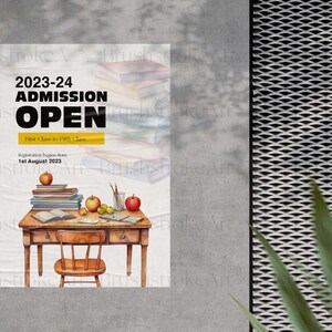 Pu&ograve; includere: Un poster che pubblicizza le iscrizioni scolastiche per l'anno scolastico 2023-24. Il poster presenta un'illustrazione ad acquerello di una scrivania con libri, mele e matite. Il testo sul poster recita "2023-24 Ammissione Aperta" e "Prima Classe a Quinta Classe". Il poster indica anche che le iscrizioni iniziano il 1&deg; agosto 2023.