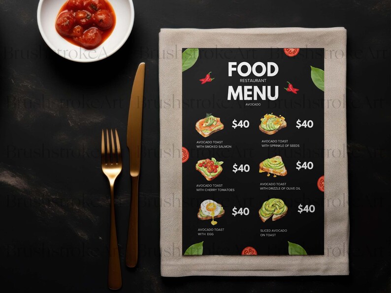 Op de afbeelding: Een restaurantmenu met avocado toast opties, met prijzen. Het menu staat op een zwarte achtergrond, met een beige servet, gouden bestek en een kleine kom met tomaten. Het menu bevat de tekst: "FOOD RESTAURANT MENU AVOCADO".